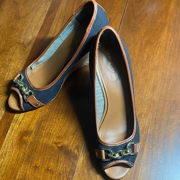 Tommy Hilfiger Black and Brown Peep-Toe Heels - Picture 1 of 7